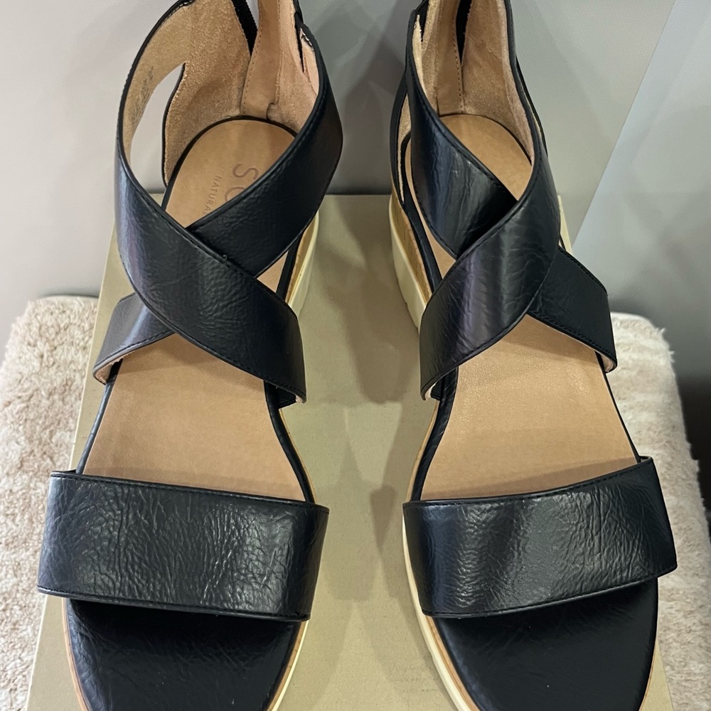 SOUL Naturalizer Black and Tan Sandals - Picture 5 of 6